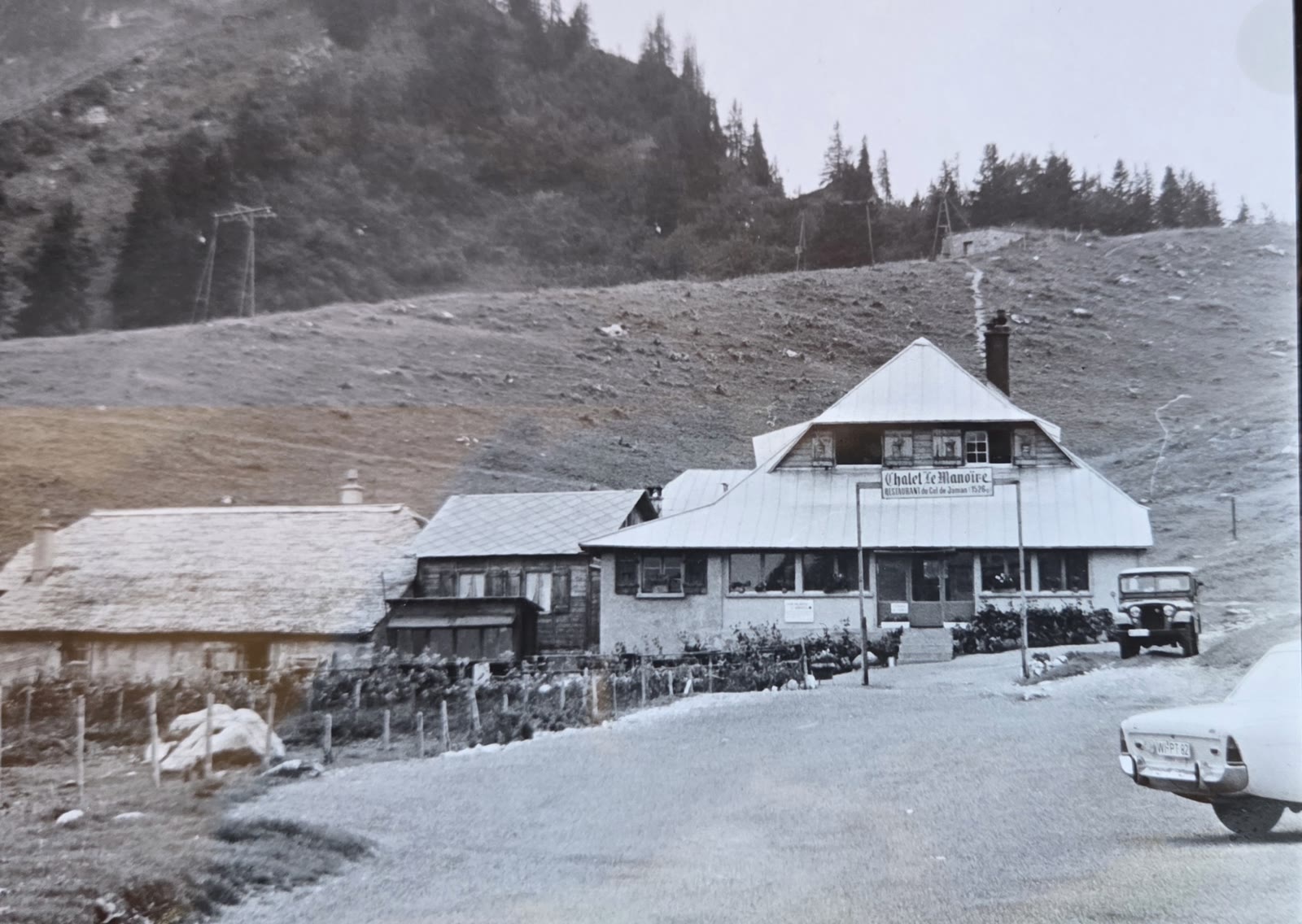 Photo d'archive noir et blanc du Chalet Le Manoire, restaurant du Col de Jaman, 1526m